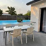 Grande Avec Piscine Et Willa Longages