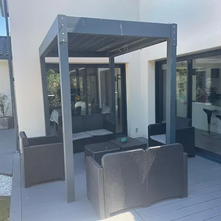 Grande Avec Piscine Et *