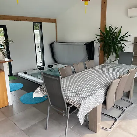 Grande Avec Piscine Et Longages